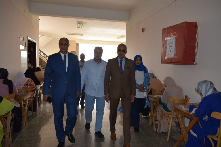 نائب رئيس الجامعة يتفقد سير الامتحانات النهائية بكلية التربية