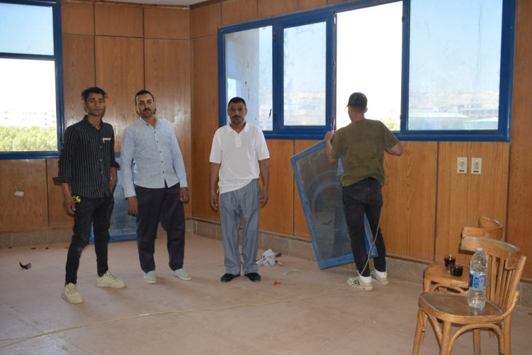 أعمال الصيانة والإصلاحات الخاصة بنوافذ مبنى الكلية