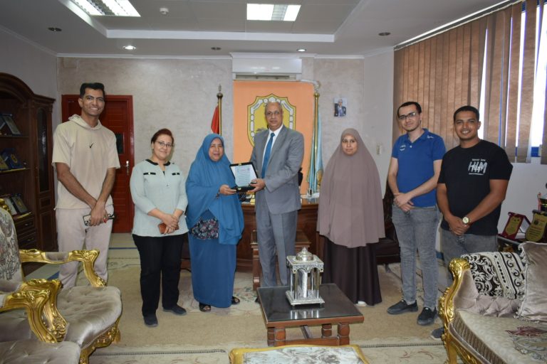 تكريم مدير إدارة شئون الطلاب بكلية التربية