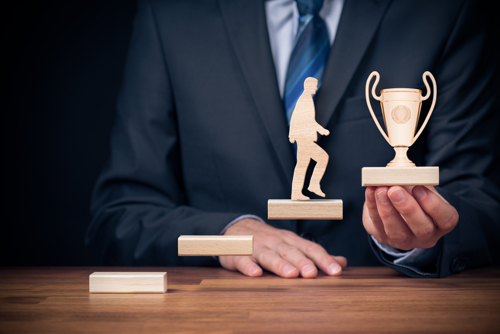 وفاءً للجهود.. عميد كلية التربية يكرّم نخبة من موظفي الكلية لتحقيقهم التميز المؤسسي