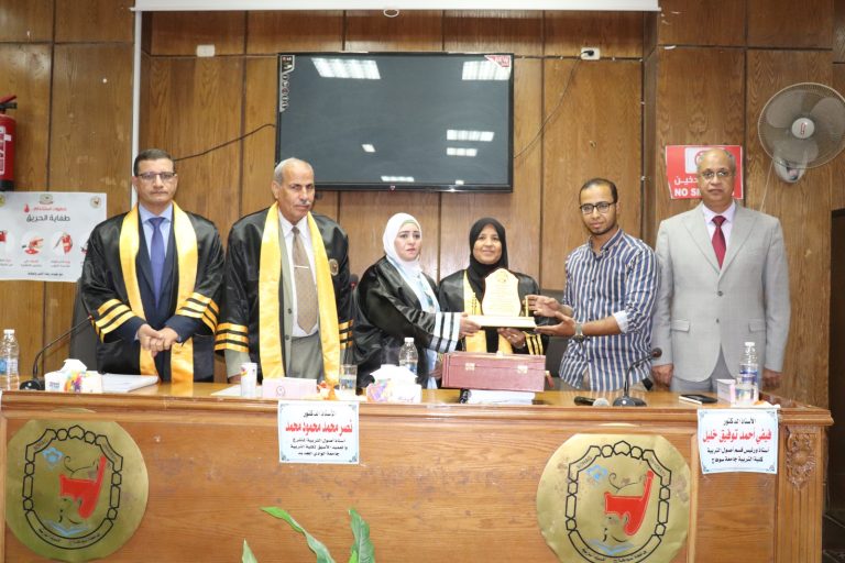 تكريم اسم د/محمد ناجح خلال مناقشة رسالة ماجستير الباحثة/ هدي أبو السعود