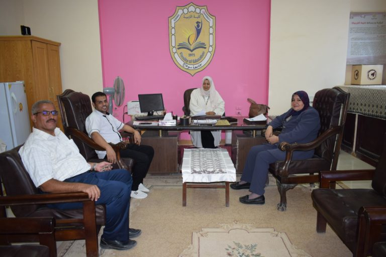 الأستاذة/ هند عثمان _ أمين كلية التربية تجتمع بالمدراء الجدد