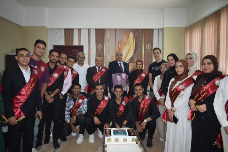 احتفاءً بعميد الكلية.. أ.د/ محمد محمود عبدالوهاب يرعى احتفالية مميزة بكلية التربية