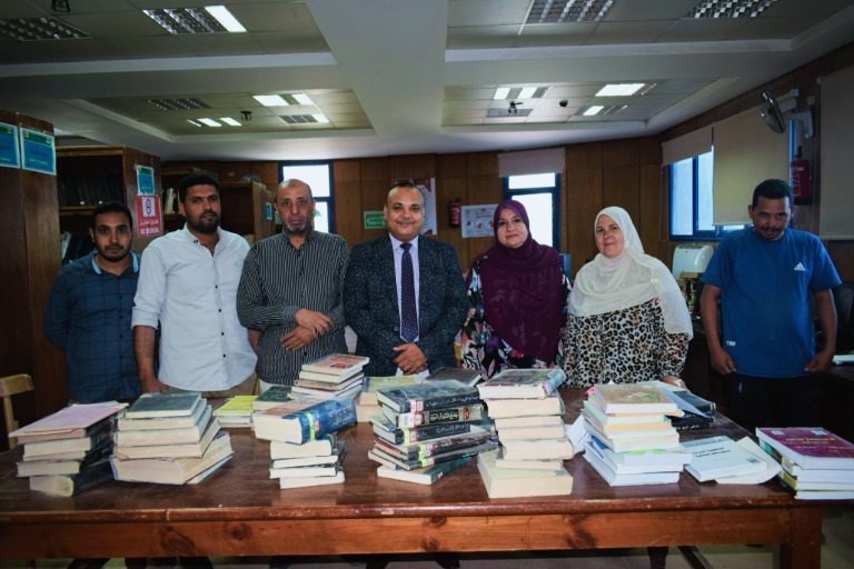 تـرتيـــب وفـــرز مكتبـــة قاعـــة (1) لتيســـير العمليـــة التعليميـــة والبحثيـــة