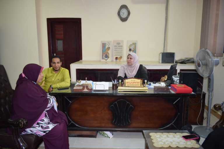 وكيل كلية التربية تجتمع بالعاملين بشؤون الطلاب لمتابعة سير العمل