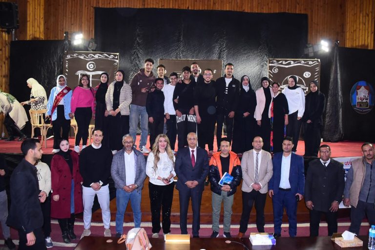 فريق مسرح كلية التربية يحصد عدة جوائز عن العرض المسرحي «سالب واحد»