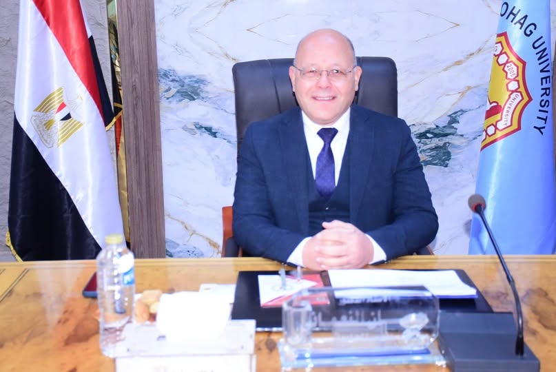 جامعة سوهاج تُكرّم العاملين بها بمكافأة مالية لجهودهم المتميزة لدعم العملية التعليمية والطبية خلال الفصل الدراسي الأول