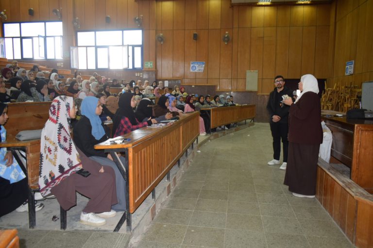 متابعة وكيل الكلية لشئون التعليم والطلاب لسير العملية التعليمية