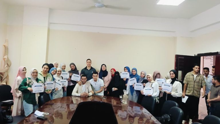 تكريم الطلاب منظمي المؤتمر  الطلابي الأول  وفريق الجوالة بالكلية