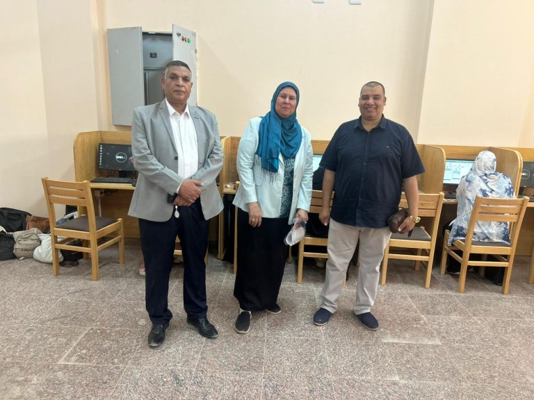 بدء تطبيق الاختبارات الالكترونية بكلية التربية